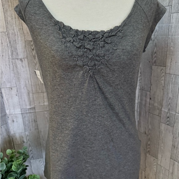New York & Company Gray Ruffled Scoop Neck Cap Sleeve Blouse Size XS - Picture 1 of 11